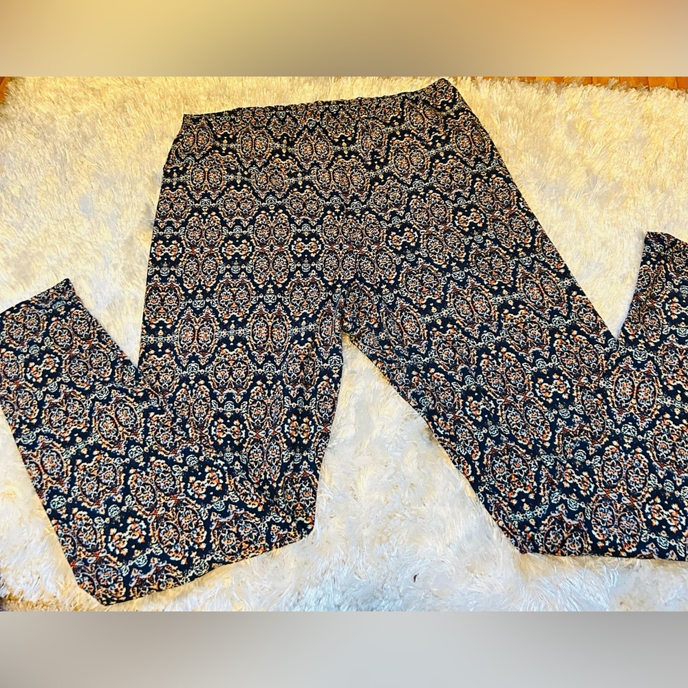 Very fun pair of LuLaRoe leggings!  Size Tall and Curvy.  TC.  (L/XL/2X)